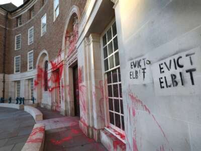 La pintura roja cubre las paredes y la puerta delantera del Condado Hall y las palabras 'desalojar Elbit' se pueden ver rociadas en el edificio. Los manifestantes exigen que el Consejo de Somerset termine el arrendamiento en el espacio de oficinas que dejaron a los sistemas de Elbit en Aztec West, Bristol.