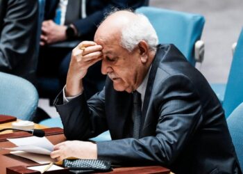 Riyad H. Mansour, observador permanente palestino ante las Naciones Unidas, reacciona después de que los miembros del Consejo de Seguridad de la ONU votaron en un proyecto de resolución que exige un alto el fuego en Gaza, en la sede de la ONU en la ciudad de Nueva York, el 18 de septiembre de 2025. (Eduardo Munoz/Reuters)