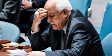Riyad H. Mansour, observador permanente palestino ante las Naciones Unidas, reacciona después de que los miembros del Consejo de Seguridad de la ONU votaron en un proyecto de resolución que exige un alto el fuego en Gaza, en la sede de la ONU en la ciudad de Nueva York, el 18 de septiembre de 2025. (Eduardo Munoz/Reuters)