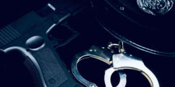 El sombrero de un oficial de policía, las esposas y el arma.