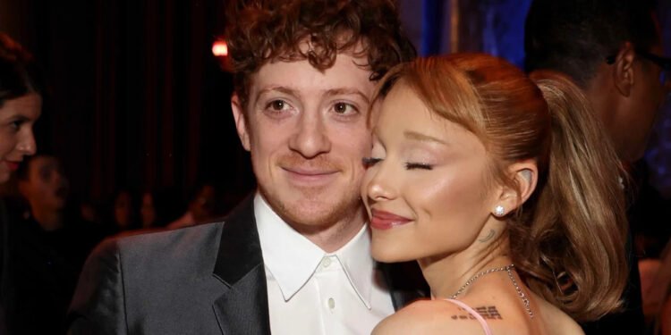Ethan Slater se dirige a los rumores divididos de Ariana Grande sutilmente