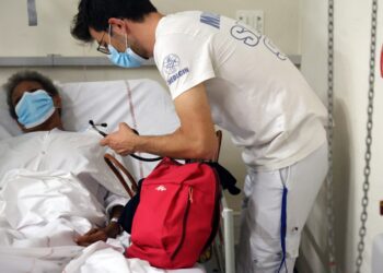 Médico examinando a un paciente con un estetoscopio.