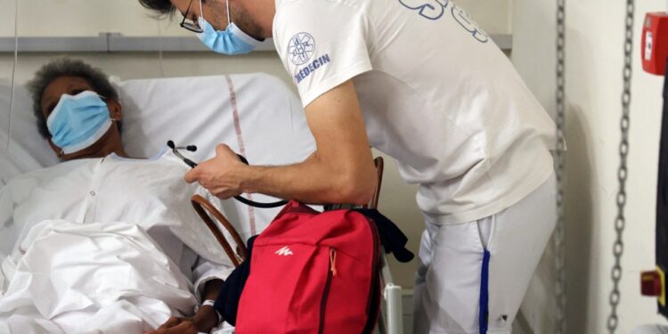 Médico examinando a un paciente con un estetoscopio.