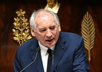 François Bayrou hablando en un podio.