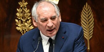 François Bayrou hablando en un podio.