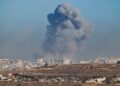 Humo que se eleva de una explosión en Gaza, como se ve desde el lado israelí de la frontera.