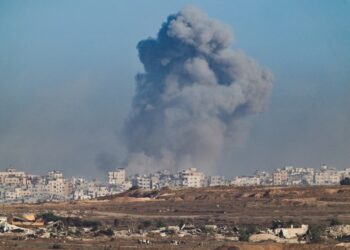 Humo que se eleva de una explosión en Gaza, como se ve desde el lado israelí de la frontera.