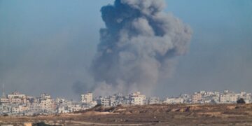 Humo que se eleva de una explosión en Gaza, como se ve desde el lado israelí de la frontera.
