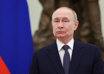 El presidente de Rusia, Vladimir Putin, con un traje oscuro y una corbata estampada.