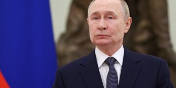 El presidente de Rusia, Vladimir Putin, con un traje oscuro y una corbata estampada.