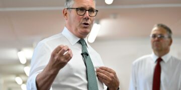 Keir Starmer hablando con constructores navales.