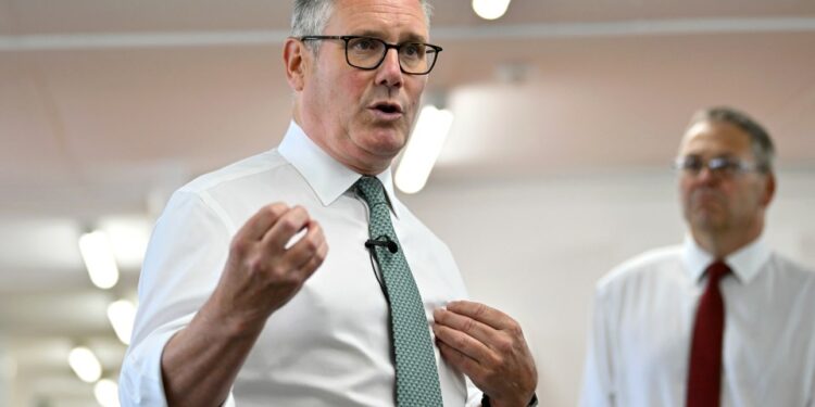 Keir Starmer hablando con constructores navales.