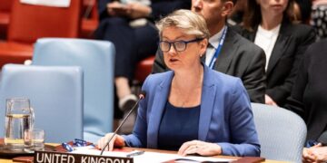 La secretaria de Relaciones Exteriores británicas, Yvette Cooper, se dirige al Consejo de Seguridad de la ONU.