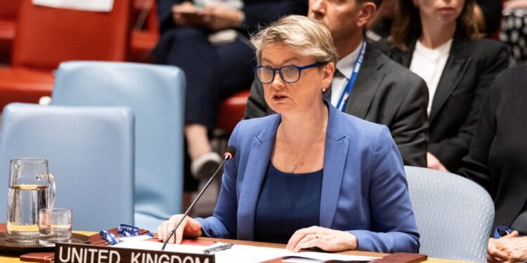La secretaria de Relaciones Exteriores británicas, Yvette Cooper, se dirige al Consejo de Seguridad de la ONU.