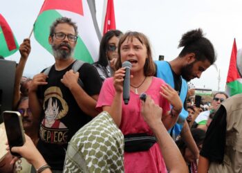 Greta Thunberg hablando en una demostración que respalda la flotilla global Sumud.