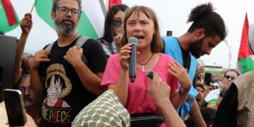 Greta Thunberg hablando en una demostración que respalda la flotilla global Sumud.