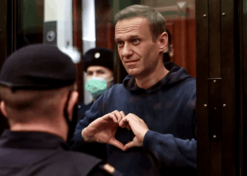 Alexei Navalny formando un corazón con las manos en una sala del tribunal.