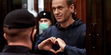 Alexei Navalny formando un corazón con las manos en una sala del tribunal.