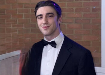 Harrison Edward Nada Kontounas en un esmoquin.