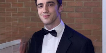 Harrison Edward Nada Kontounas en un esmoquin.