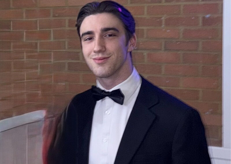 Harrison Edward Nada Kontounas en un esmoquin.