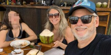 Flavia McDonald, su esposo y su hija Lorena disfrutando de una comida con bebidas de coco frescas.
