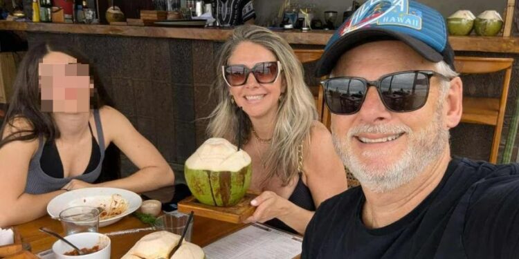 Flavia McDonald, su esposo y su hija Lorena disfrutando de una comida con bebidas de coco frescas.