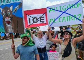Los manifestantes protestan por la construcción del centro de detención de inmigrantes doblados "Alcatraz" en los Everglades cerca de OchoPee, Florida, el 28 de junio de 2025.