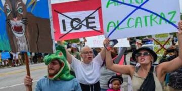 Los manifestantes protestan por la construcción del centro de detención de inmigrantes doblados "Alcatraz" en los Everglades cerca de OchoPee, Florida, el 28 de junio de 2025.