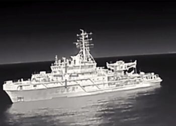 Imagen de visión nocturna de un barco en el Mar Negro.