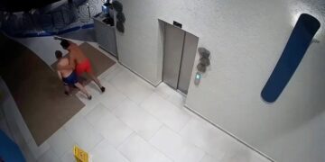 Imágenes de vigilancia de un padre e hijo saliendo de un parque acuático.