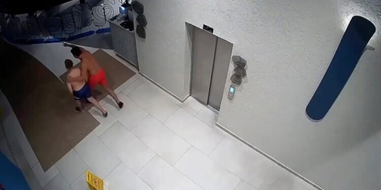 Imágenes de vigilancia de un padre e hijo saliendo de un parque acuático.