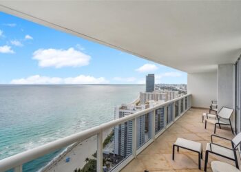 Un condominio de dos dormitorios en un edificio de lujo está listado por $ 1.05 millones, en Deerfield Beach, Florida (cortesía de Lokation Real Estate)