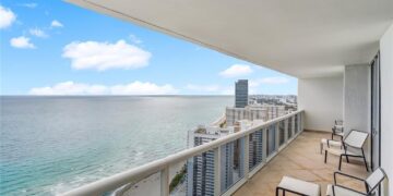 Un condominio de dos dormitorios en un edificio de lujo está listado por $ 1.05 millones, en Deerfield Beach, Florida (cortesía de Lokation Real Estate)