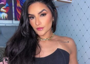 Luanna Raquel de Araujo Melo, una influencia, mirando la cámara.