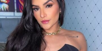 Luanna Raquel de Araujo Melo, una influencia, mirando la cámara.