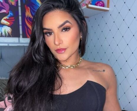 Luanna Raquel de Araujo Melo, una influencia, mirando la cámara.