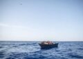 Un bote solitario que transporta inmigrantes flotadores en el Mediterráneo