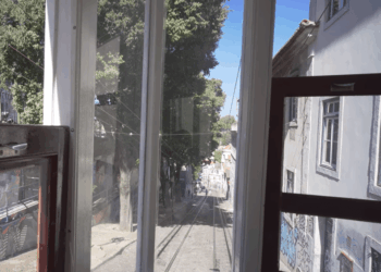 Vista desde un automóvil funicular que asciende una colina.