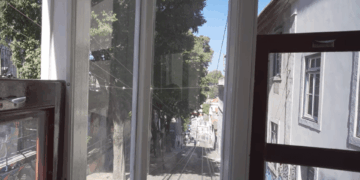 Vista desde un automóvil funicular que asciende una colina.