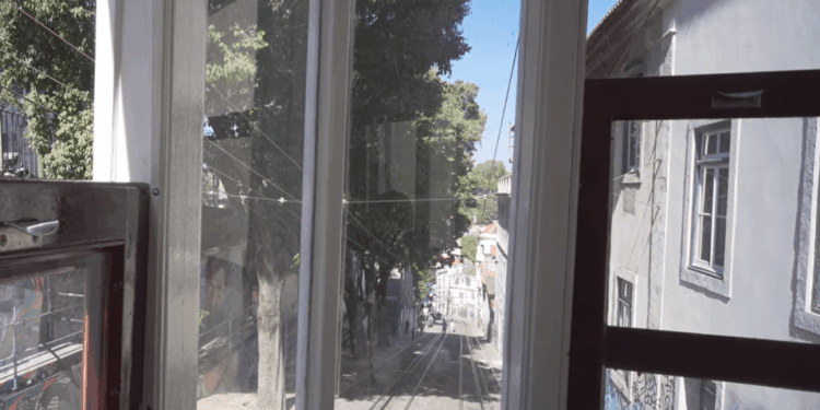 Vista desde un automóvil funicular que asciende una colina.