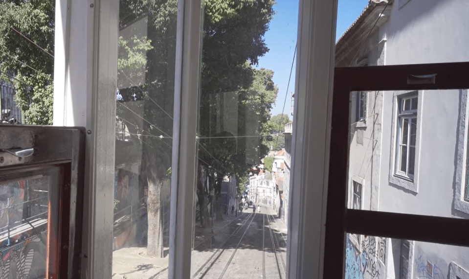 Vista desde un automóvil funicular que asciende una colina.