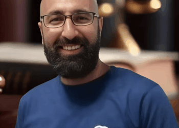 Babak Shahbazi sonriendo.