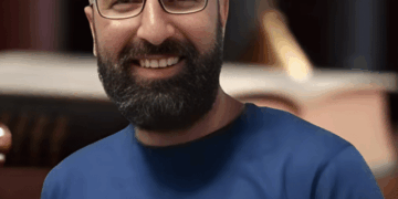 Babak Shahbazi sonriendo.