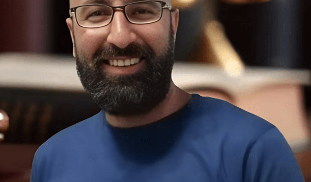 Babak Shahbazi sonriendo.