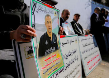 Los manifestantes tienen pancartas y fotografías del Dr. Hossam Abu Safiya durante una sentada en Hebrón en Cisjordia ocupada por Israeli el 9 de enero de 2025.