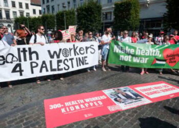 Alrededor de 150 personas demuestran un cese inmediato e incondicional de los ataques contra la infraestructura de salud y el personal frente al Parlamento Europeo el 19 de junio de 2025 en Bruselas, Bélgica.