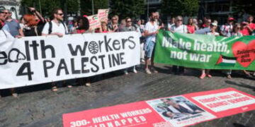 Alrededor de 150 personas demuestran un cese inmediato e incondicional de los ataques contra la infraestructura de salud y el personal frente al Parlamento Europeo el 19 de junio de 2025 en Bruselas, Bélgica.