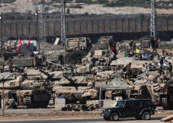 Los tanques israelíes se desplegaron a lo largo de la frontera de Israel-Gaza.