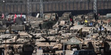 Los tanques israelíes se desplegaron a lo largo de la frontera de Israel-Gaza.